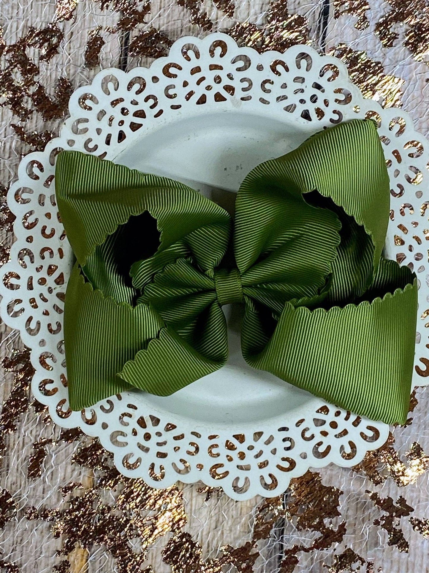 Oversize Scalloped Hair Bow