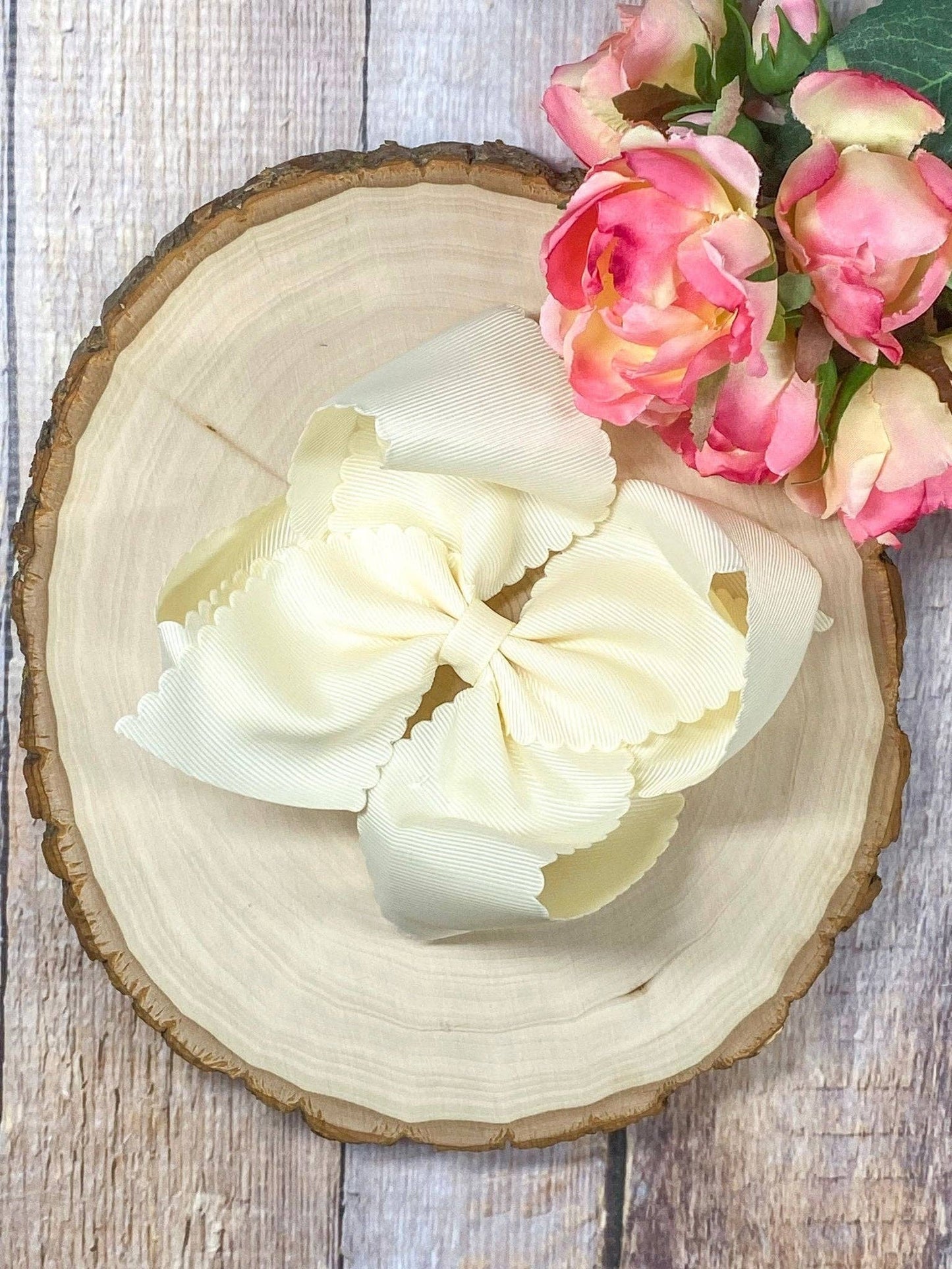 Oversize Scalloped Hair Bow
