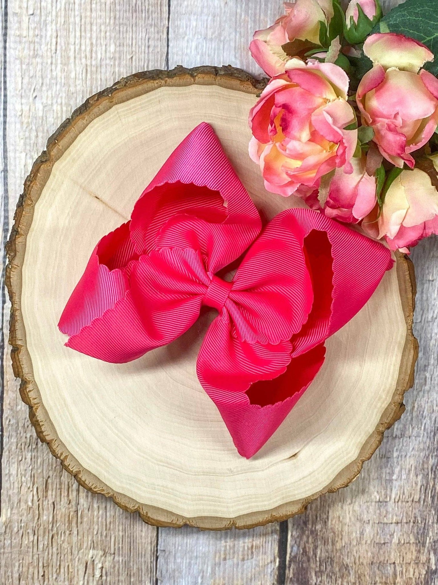 Oversize Scalloped Hair Bow